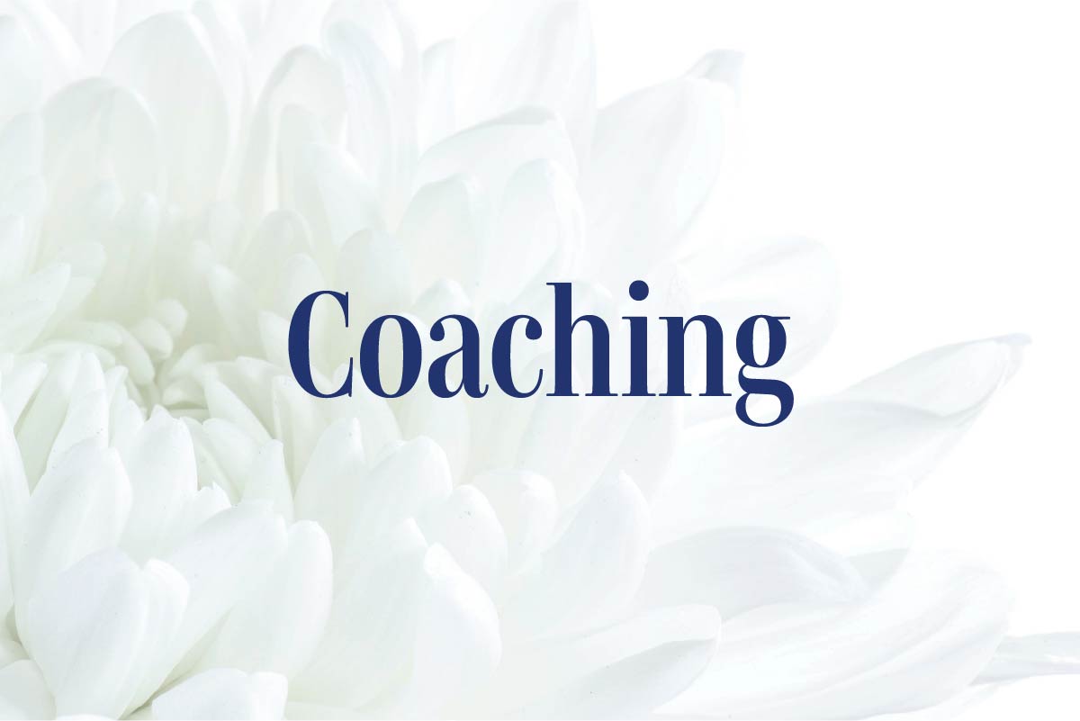 Närbild av vit blomma och text ovanpå som säger Coaching