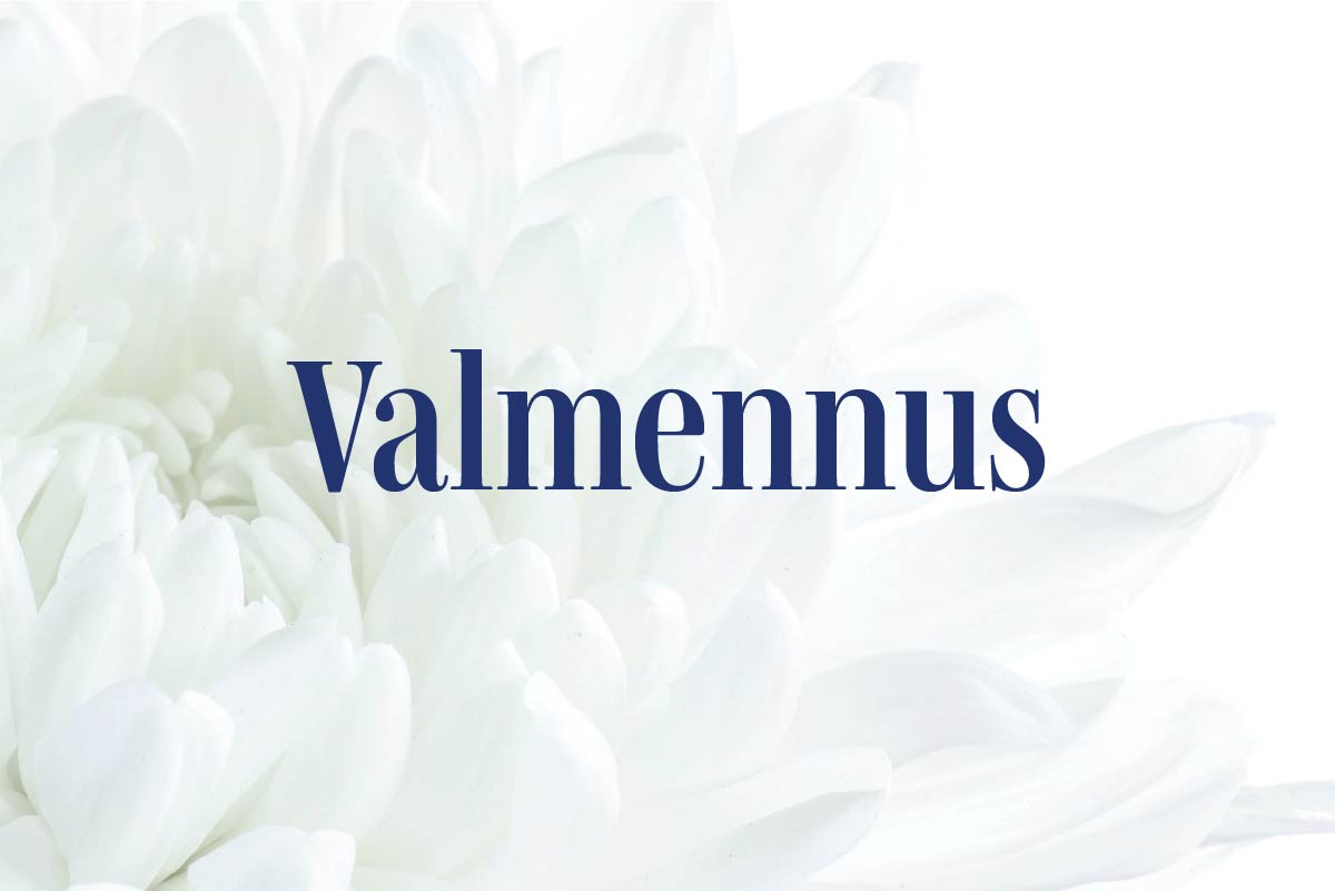 Lähikuva valkoisesta kukasta ja päällimmäisenä teksti joka sanoo Valmennus